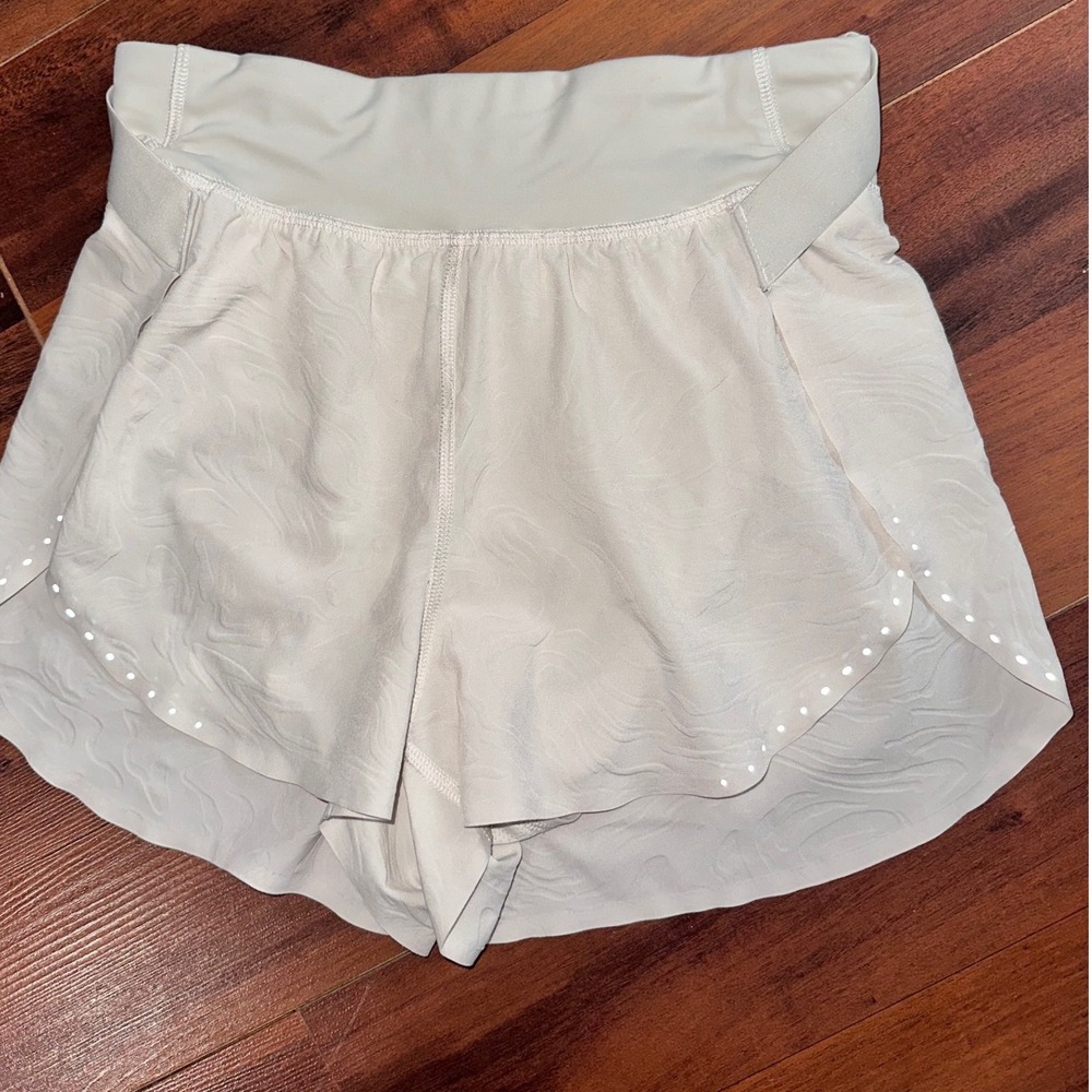 Lululemon Find Your Pace High-Rise Short 3 White Embossed Water Drop Size 2 BONE